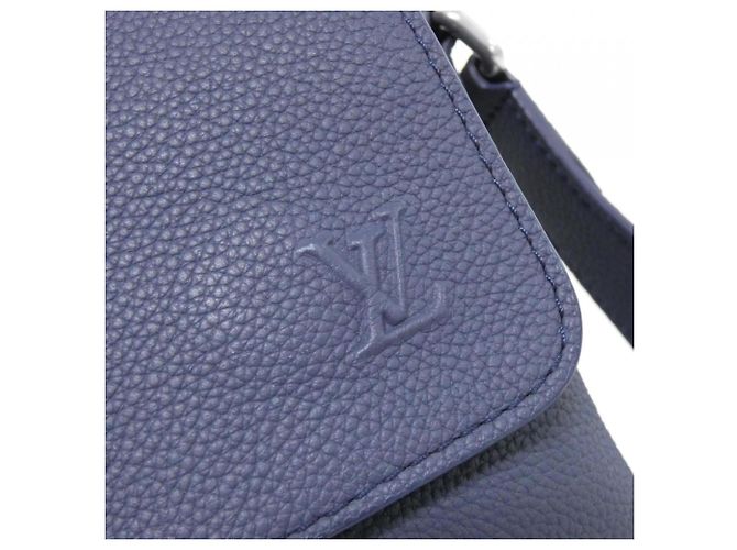 Borsa a tracolla Louis Vuitton LV Aerogram Boarding Messenger Blu navy - vista 5