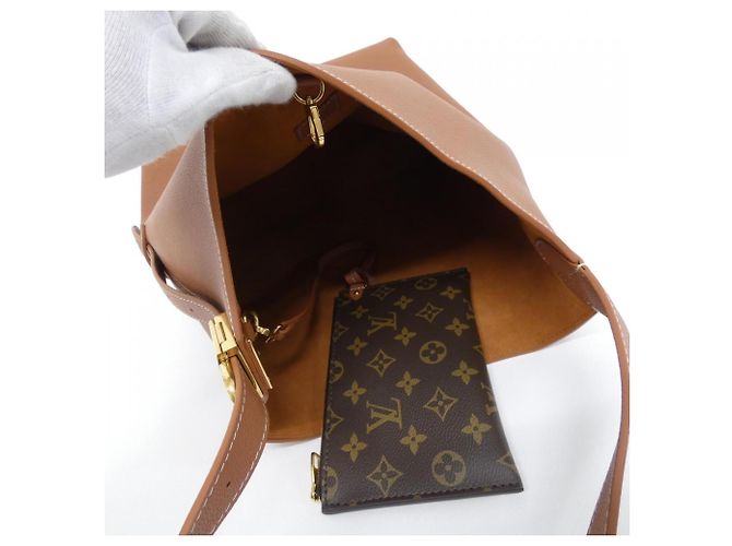 Borsa a tracolla Louis Vuitton Low Key Hobo MM M24974 Cognac - vista 7
