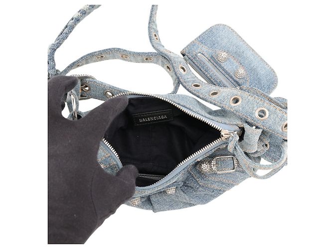 Borsa a spalla Balenciaga Le Cagole XS in denim distressed Blu - vista 5