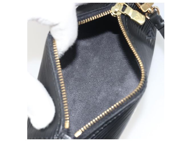 Louis Vuitton Soufflot Pochette Epi Leather Nero - vista 5