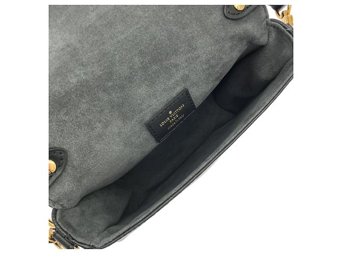 Borsa a tracolla Louis Vuitton Epi Saumur BB Nero - vista 8