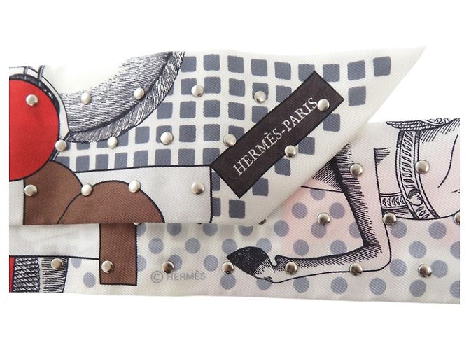 Hermès Hermes Twilly Cloute Cavalier en Forme Scarf con Tachuelas Castaño Blanco - vista 3