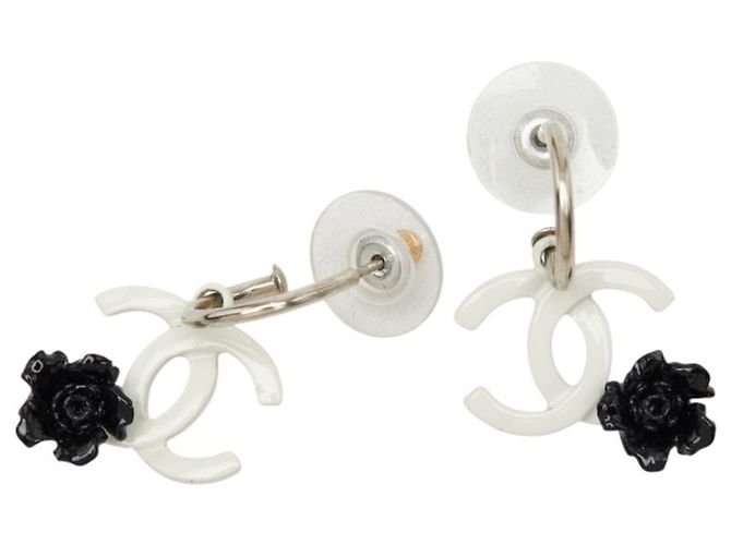Orecchini Chanel Coco Mark Camellia Swing Nero Bianco - vista 2
