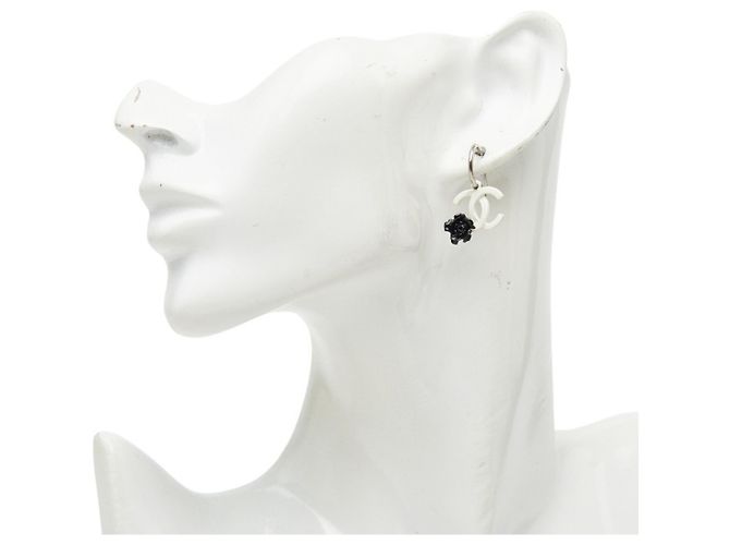 Orecchini Chanel Coco Mark Camellia Swing Nero Bianco - vista 5