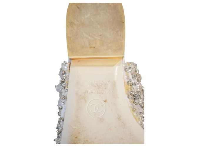 Décolleté slingback basse CHANEL crema impreziosite da perle e cristalli con fiocco CC intrecciato 35.5 Nero Bianco - vista 12