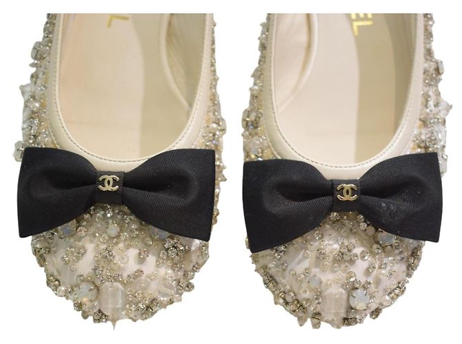 Décolleté slingback basse CHANEL crema impreziosite da perle e cristalli con fiocco CC intrecciato 35.5 Nero Bianco - vista 13