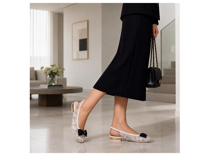 Décolleté slingback basse CHANEL crema impreziosite da perle e cristalli con fiocco CC intrecciato 35.5 Nero Bianco - vista 2