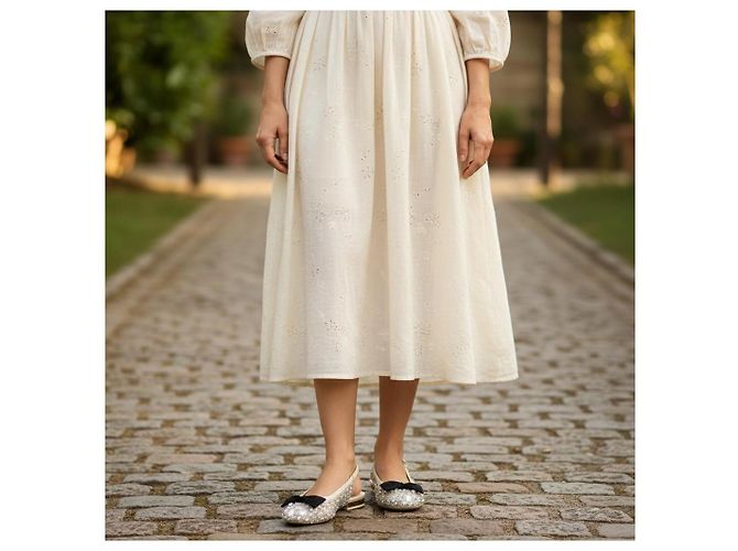 Décolleté slingback basse CHANEL crema impreziosite da perle e cristalli con fiocco CC intrecciato 35.5 Nero Bianco - vista 4