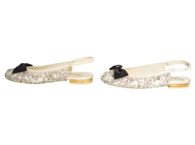 Décolleté slingback basse CHANEL crema impreziosite da perle e cristalli con fiocco CC intrecciato 35.5 Nero Bianco - vista 9