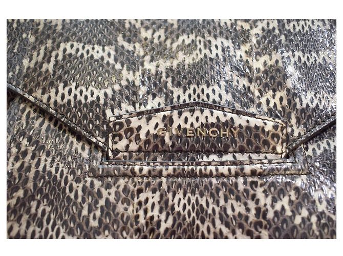 GIVENCHY Antigona Kuvert-Clutch aus Pythonschlange mit Staubbeutel Weiß Grau Python drucken - Ansicht 11