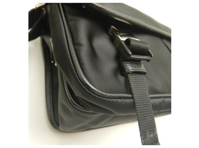 Borsa a tracolla Prada Saffiano Triangle in Nero - vista 14