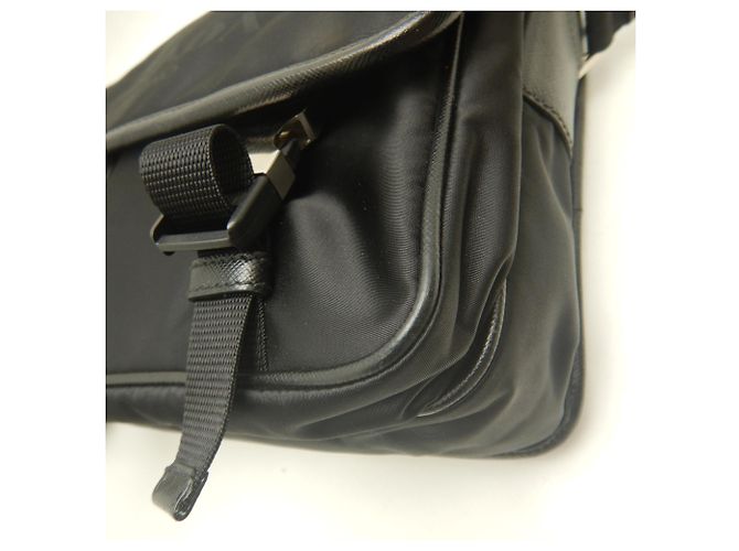 Borsa a tracolla Prada Saffiano Triangle in Nero - vista 15