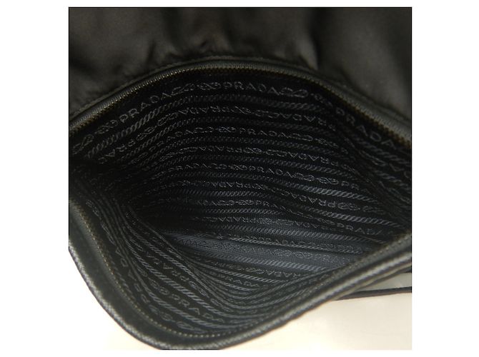 Borsa a tracolla Prada Saffiano Triangle in Nero - vista 20