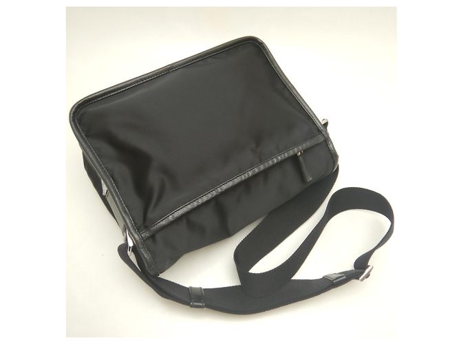 Borsa a tracolla Prada Saffiano Triangle in Nero - vista 3