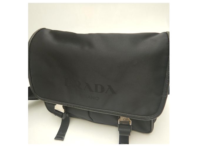Borsa a tracolla Prada Saffiano Triangle in Nero - vista 8