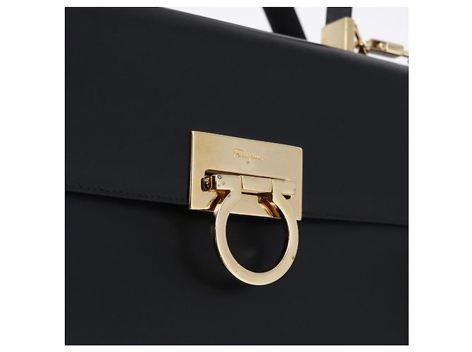 Bolsa Salvatore Ferragamo Gancini em couro 2way Preta Dourada Auth 192528A Preto Dourado - vista 19
