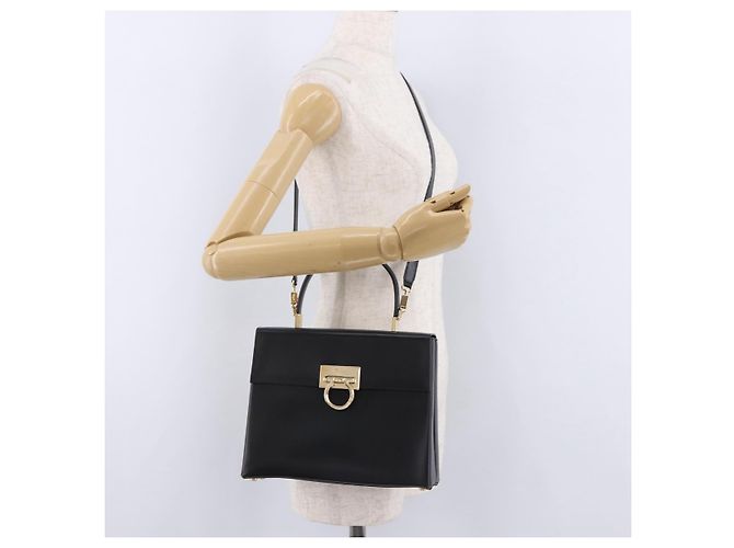 Bolsa Salvatore Ferragamo Gancini em couro 2way Preta Dourada Auth 192528A Preto Dourado - vista 28
