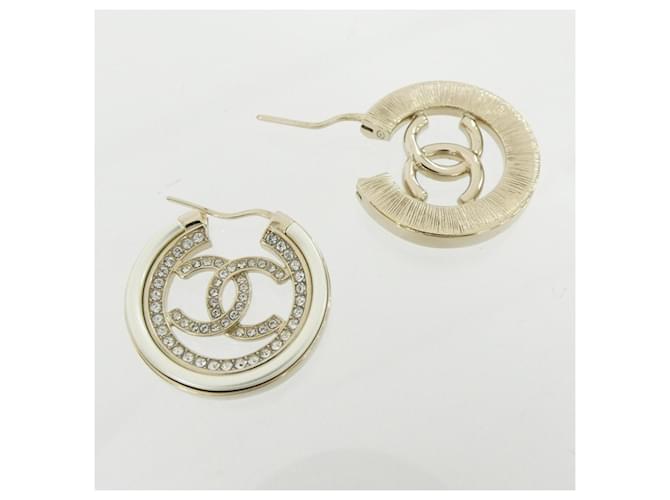 Orecchini a cerchio Chanel AB6732 Bianco D'oro - vista 3