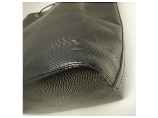 Noe Borsa a tracolla Louis Vuitton Epi Petit Noé Nero - vista 17