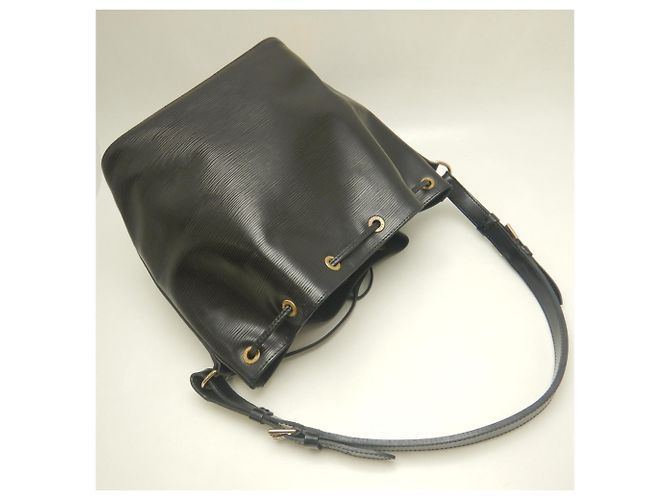 Noe Borsa a tracolla Louis Vuitton Epi Petit Noé Nero - vista 3