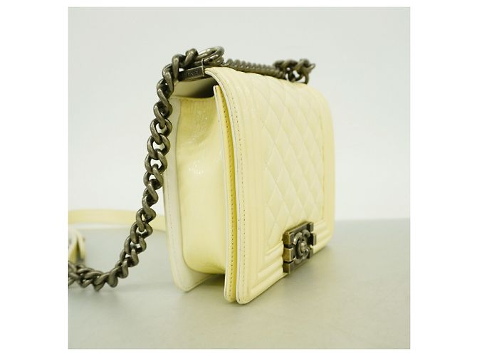 Bolso de hombro Chanel Boy Chain en piel charol blanca Blanco - vista 2