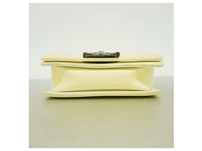 Bolso de hombro Chanel Boy Chain en piel charol blanca Blanco - vista 3