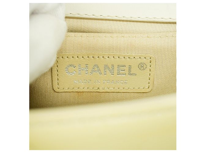 Bolso de hombro Chanel Boy Chain en piel charol blanca Blanco - vista 5