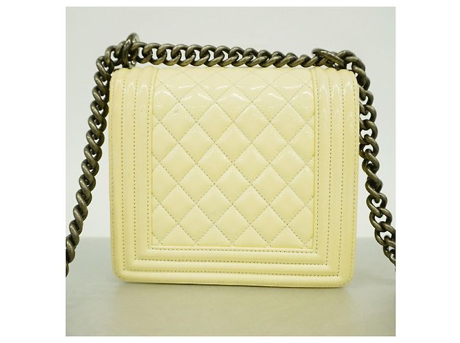 Bolso de hombro Chanel Boy Chain en piel charol blanca Blanco - vista 9