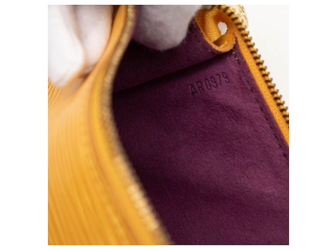 Louis Vuitton Epi Pochette Accessoires in pelle gialla Giallo - vista 6