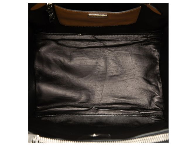 Saffiano Prada Handtasche mit Triangle-Logo-Plakette in Braun und Weiß - Ansicht 4