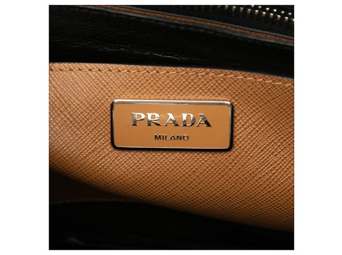 Saffiano Prada Handtasche mit Triangle-Logo-Plakette in Braun und Weiß - Ansicht 5
