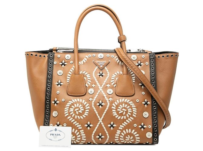 Saffiano Prada Handtasche mit Triangle-Logo-Plakette in Braun und Weiß - Ansicht 6