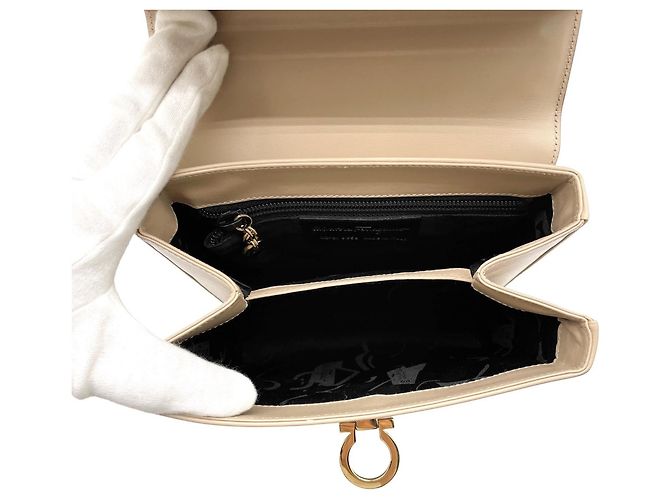Borsa Salvatore Ferragamo Gancini Beige D'oro - vista 7