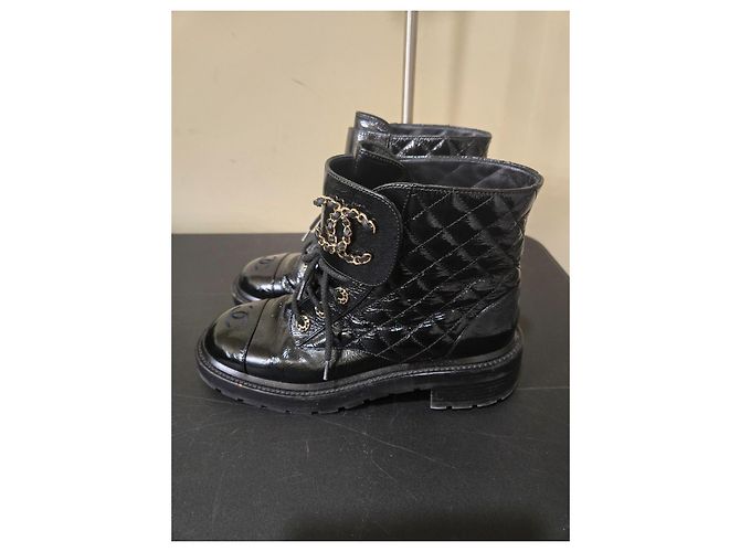 Botas de combate Chanel de piel charol acolchada negra Negro - vista 2