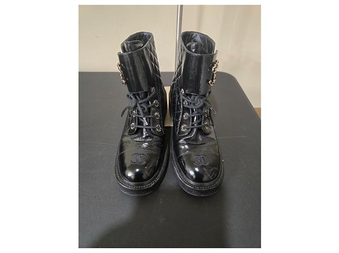 Botas de combate Chanel de piel charol acolchada negra Negro - vista 3