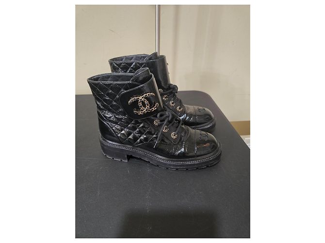 Botas de combate Chanel de piel charol acolchada negra Negro - vista 4