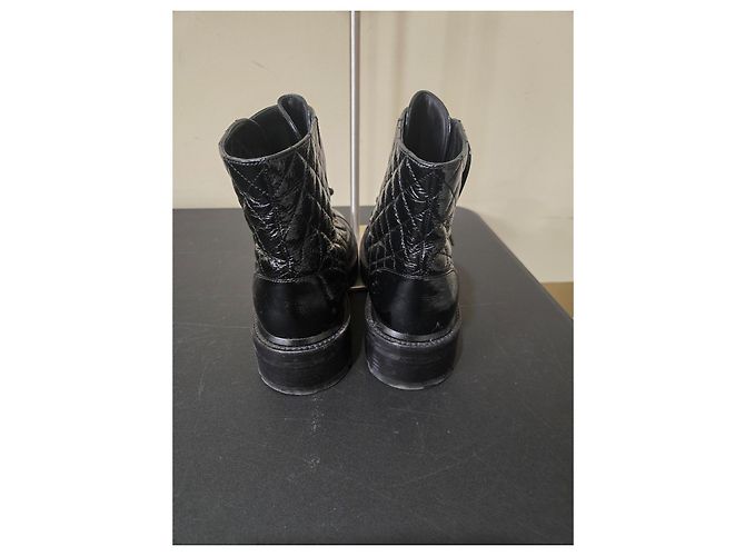 Botas de combate Chanel de piel charol acolchada negra Negro - vista 5