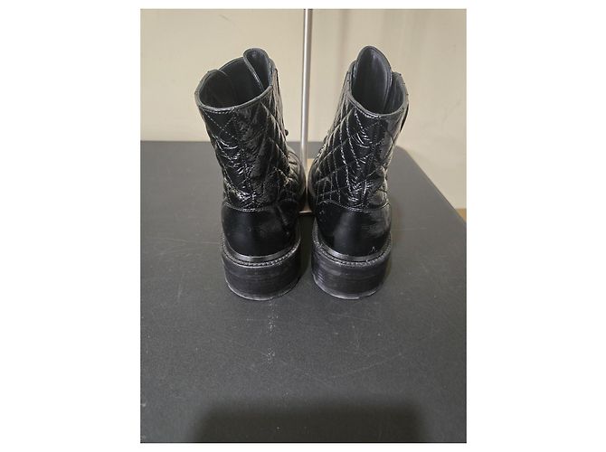 Botas de combate Chanel de piel charol acolchada negra Negro - vista 7