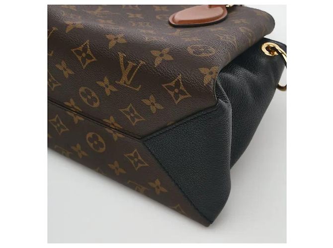 Louis Vuitton A timepiece bag harmonizing a classic Monogram pattern with a luxurious handle. Despite its compact BB size, it has ample interior storage for efficiently keeping daily belongings. Sturdy canvas Brown - view 3
