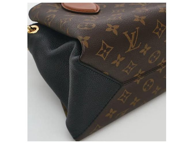 Louis Vuitton A timepiece bag harmonizing a classic Monogram pattern with a luxurious handle. Despite its compact BB size, it has ample interior storage for efficiently keeping daily belongings. Sturdy canvas Brown - view 4