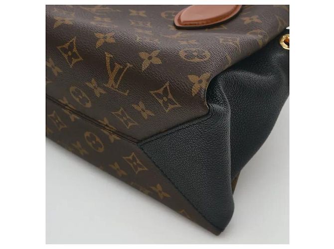 Louis Vuitton A timepiece bag harmonizing a classic Monogram pattern with a luxurious handle. Despite its compact BB size, it has ample interior storage for efficiently keeping daily belongings. Sturdy canvas Brown - view 5