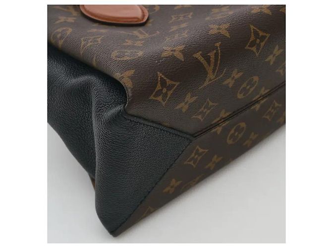 Louis Vuitton A timepiece bag harmonizing a classic Monogram pattern with a luxurious handle. Despite its compact BB size, it has ample interior storage for efficiently keeping daily belongings. Sturdy canvas Brown - view 6