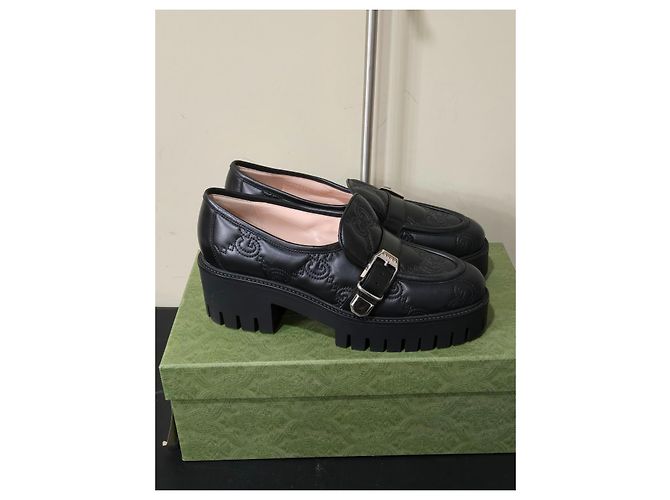 Gucci Plateauslipper aus schwarzem Leder mit GG-Monogramm - Ansicht 2