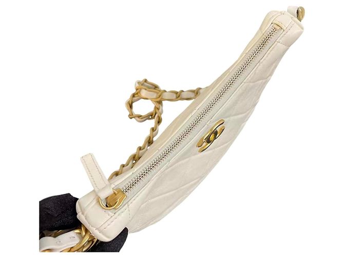 Borsa hobo Chanel CC Chain Around in lambskin matelassé Bianco - vista 10