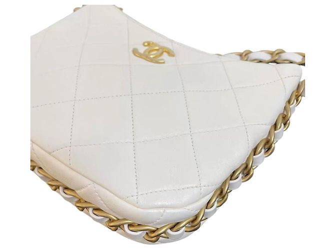Borsa hobo Chanel CC Chain Around in lambskin matelassé Bianco - vista 12