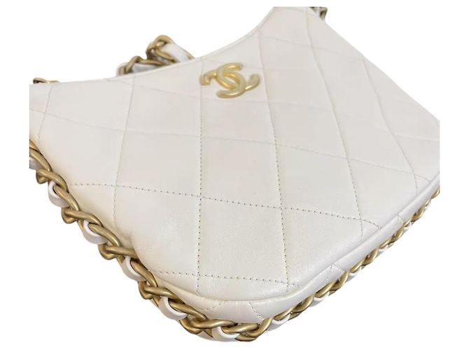 Borsa hobo Chanel CC Chain Around in lambskin matelassé Bianco - vista 15