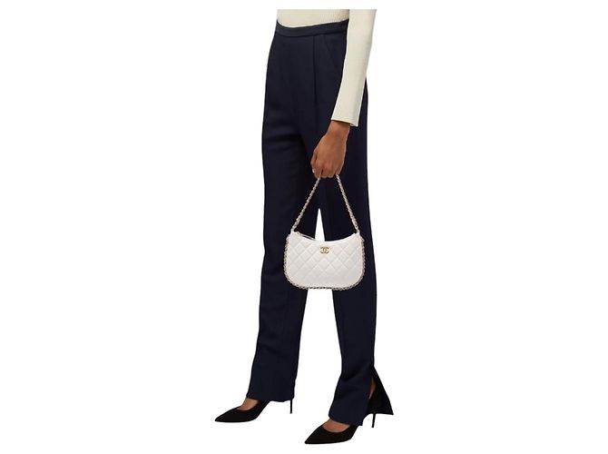 Borsa hobo Chanel CC Chain Around in lambskin matelassé Bianco - vista 2