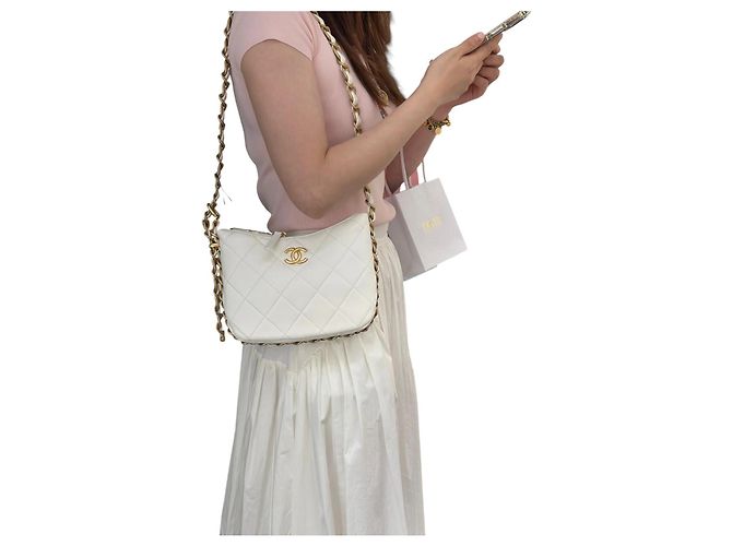 Borsa hobo Chanel CC Chain Around in lambskin matelassé Bianco - vista 3