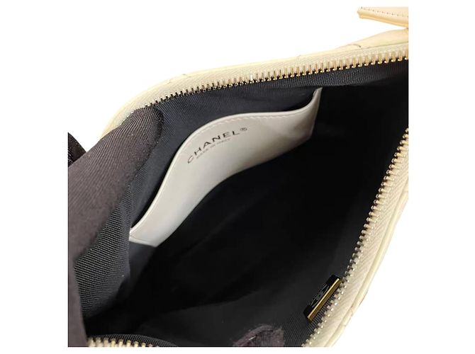 Borsa hobo Chanel CC Chain Around in lambskin matelassé Bianco - vista 5