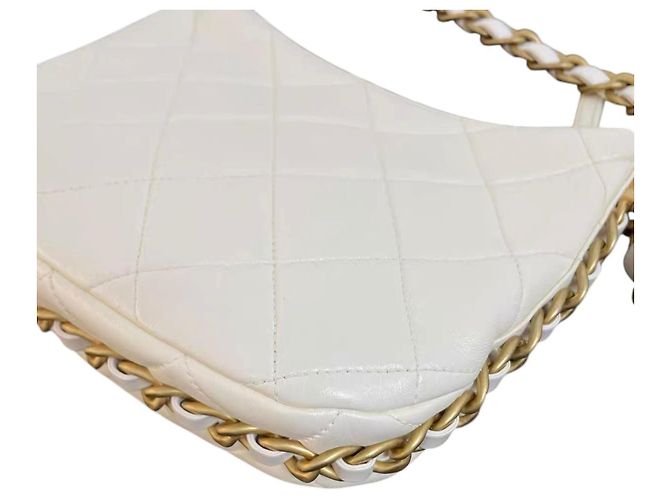 Borsa hobo Chanel CC Chain Around in lambskin matelassé Bianco - vista 6